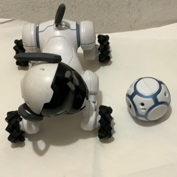 WowWee Chip. Robotting dog. WowWee/CHiP Robot Dog 1 Smart Ball missing Charger - Picture 1 of 8